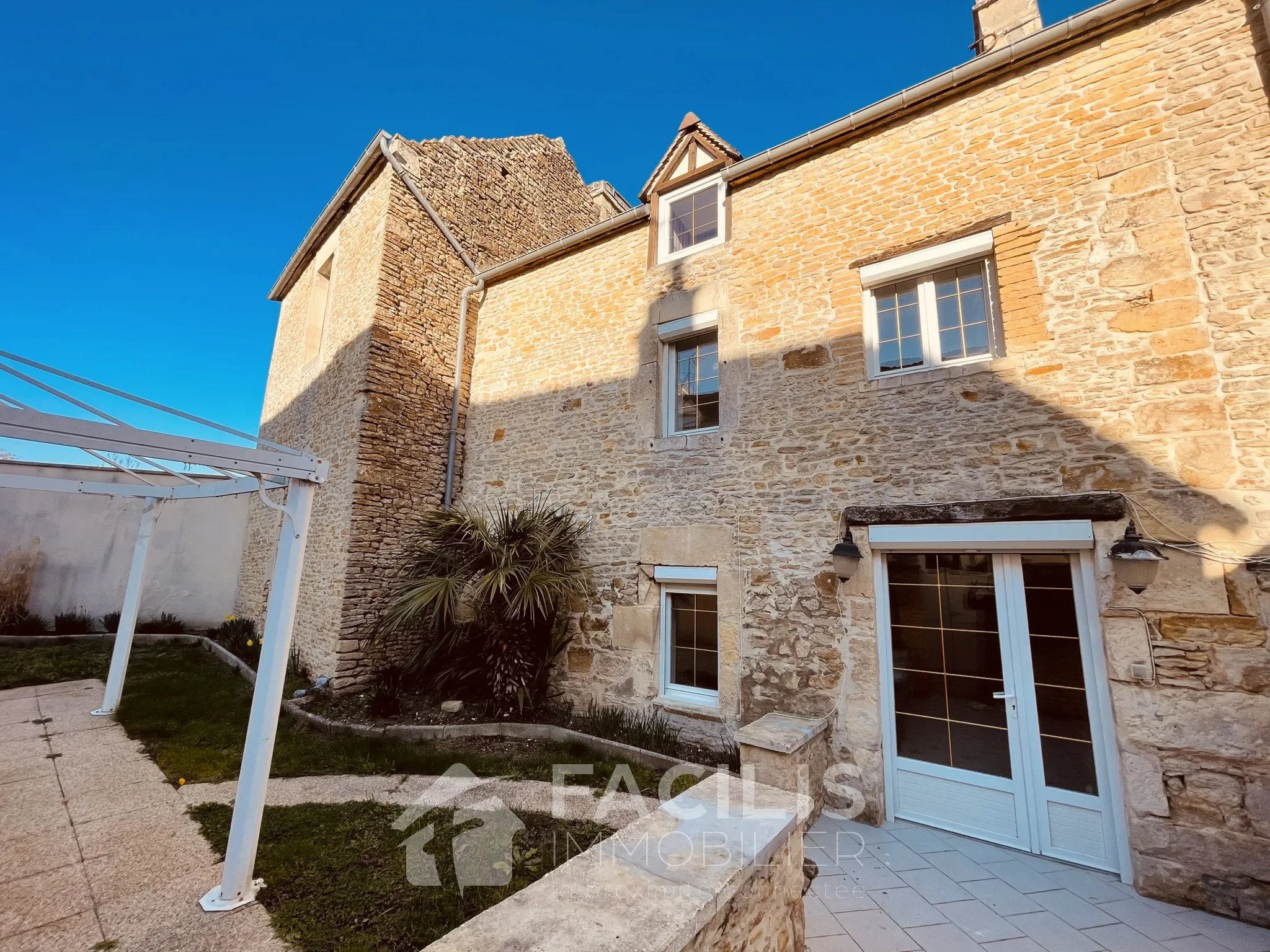 Maison en pierre atypique au charme fou de 150 m2 à Moult (14370) 