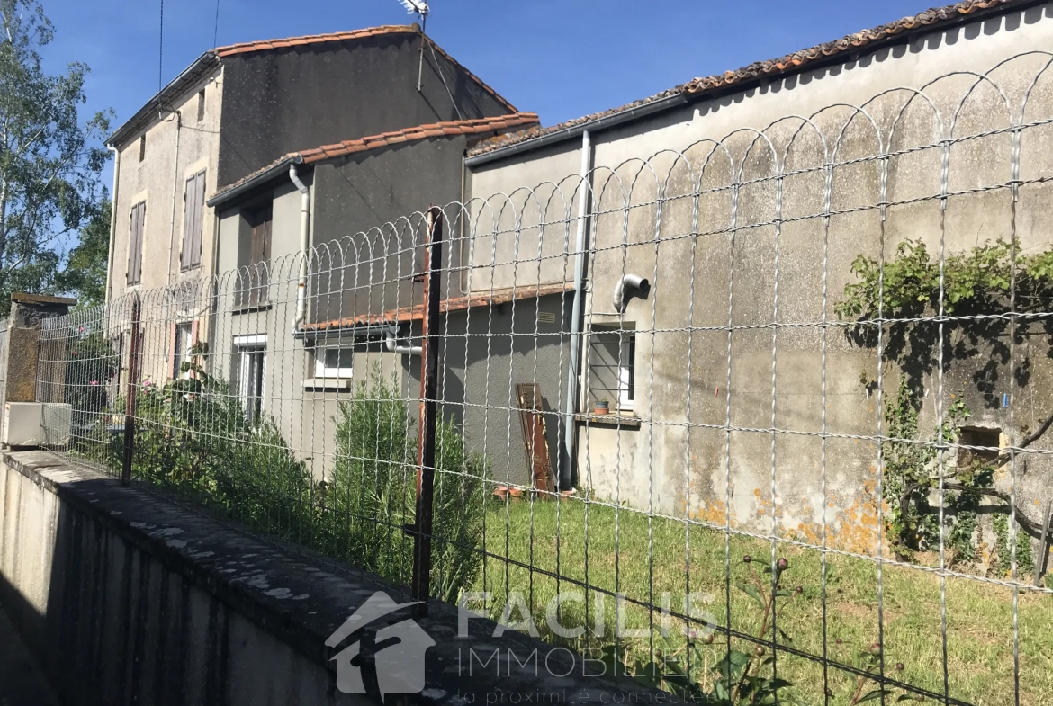 Maison à rénover dans un village au calme près d'Airvault 