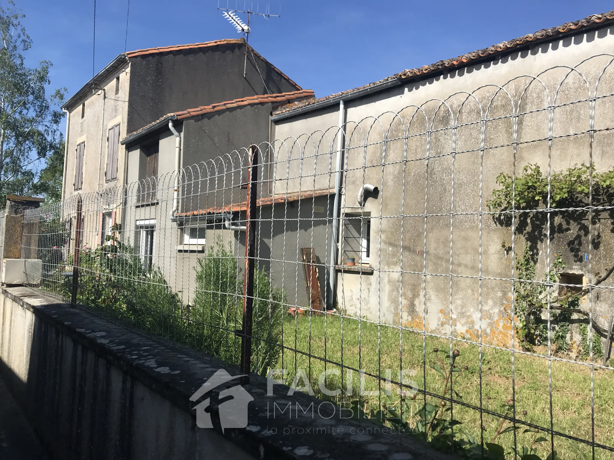 Maison à rénover dans un village au calme près d'Airvault 