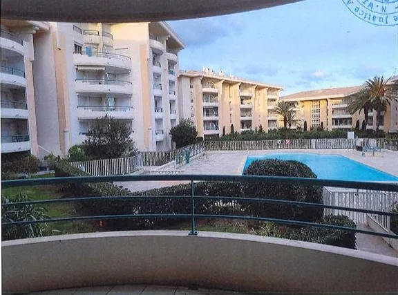 Appartement T2 à Fréjus - Spacieux avec Chambre, Balcon et Parking 