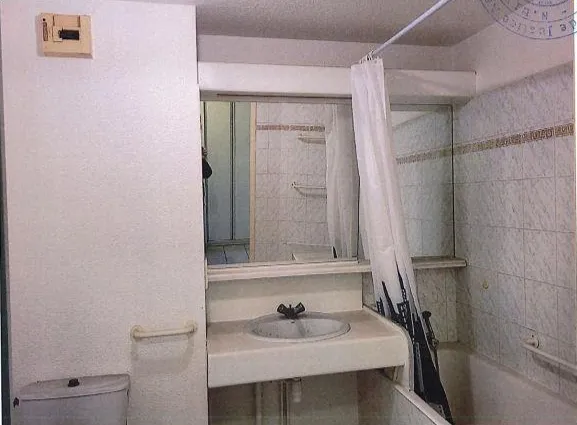 Appartement T2 à Fréjus - Spacieux avec Chambre, Balcon et Parking 