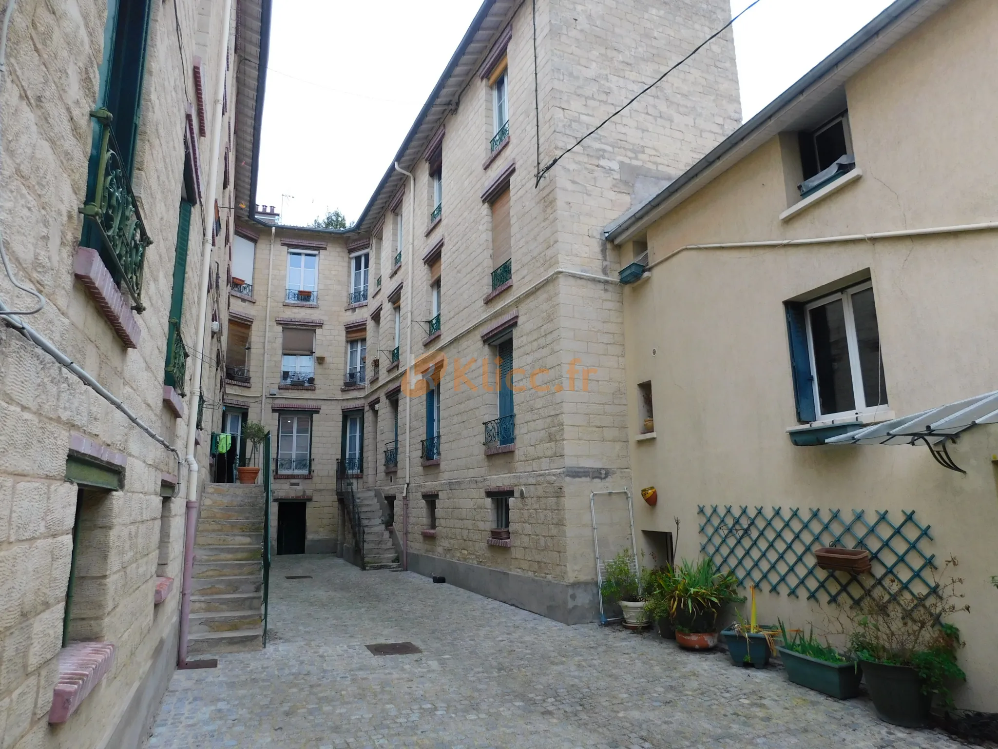 Appartement de deux pièces au calme tout près de la mairie de Carrieres-sur-Seine 