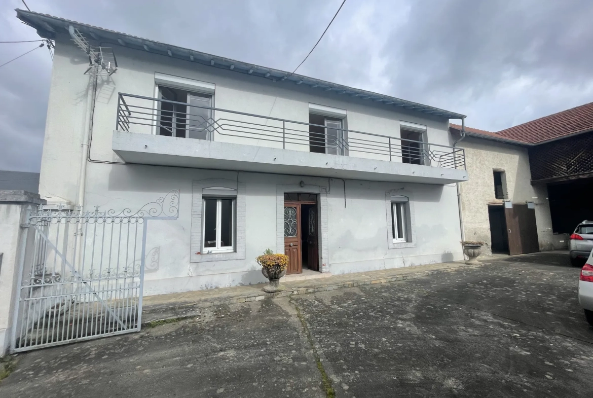 Maison ancienne avec grange à vendre à 5 min de Tarbes 