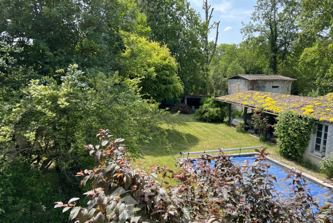 Vaste maison de ville à Blanzac Porcheresse avec jardin et piscine 