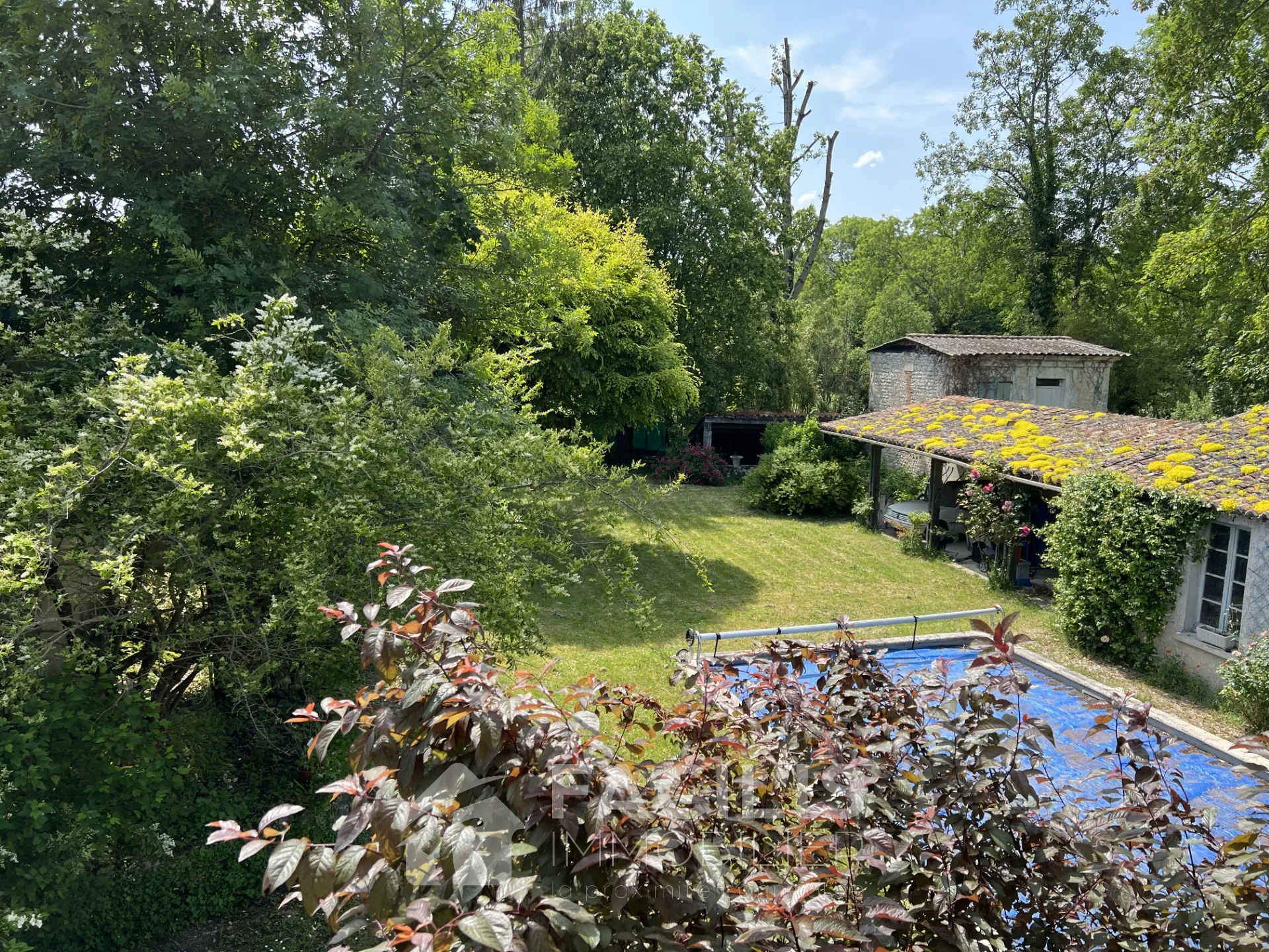 Vaste maison de ville à Blanzac Porcheresse avec jardin et piscine 