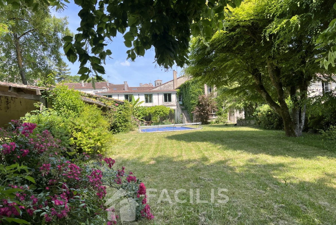 Vaste maison de ville à Blanzac Porcheresse avec jardin et piscine 