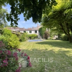 Vaste maison de ville à Blanzac Porcheresse avec jardin et piscine