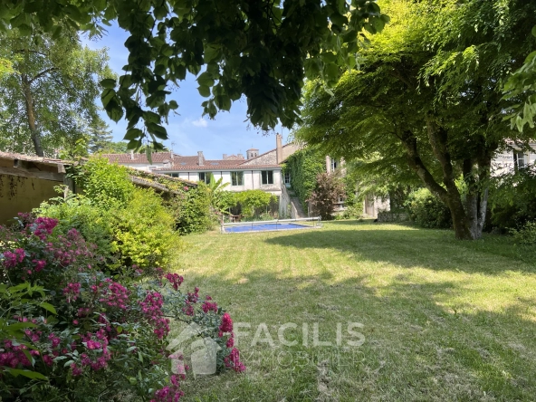 Vaste maison de ville à Blanzac Porcheresse avec jardin et piscine