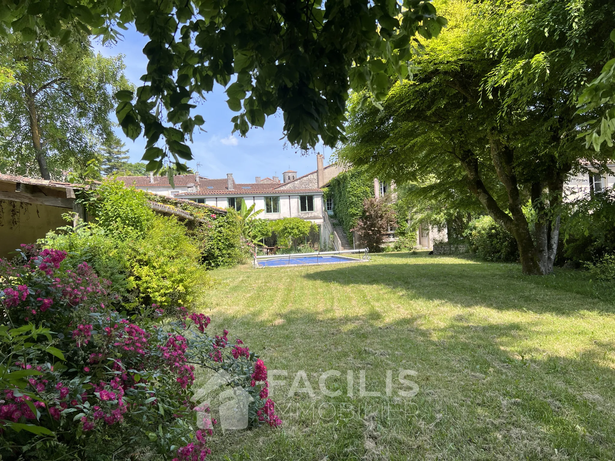 Vaste maison de ville à Blanzac Porcheresse avec jardin et piscine 