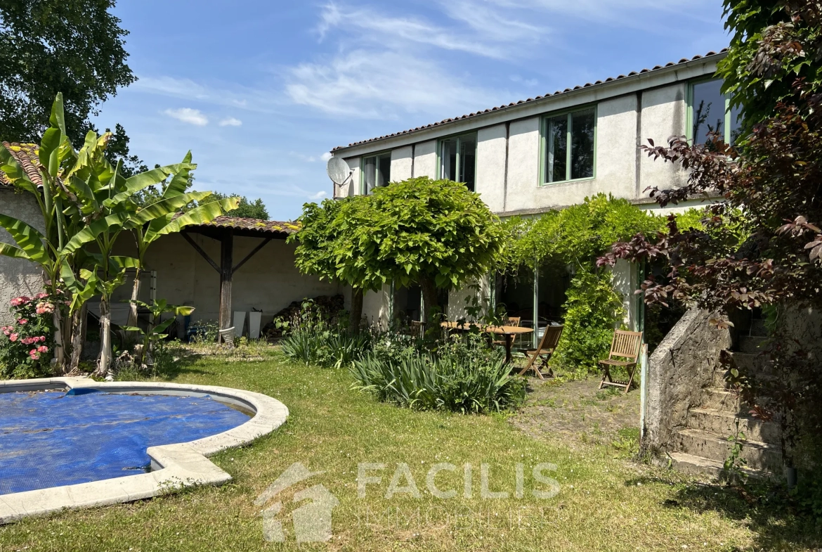 Vaste maison de ville à Blanzac Porcheresse avec jardin et piscine 