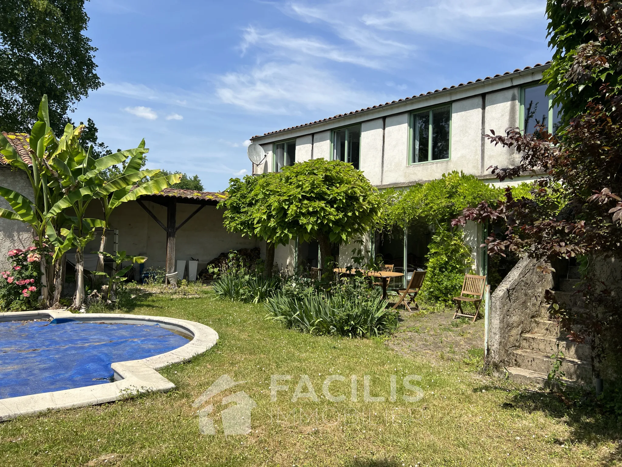 Vaste maison de ville à Blanzac Porcheresse avec jardin et piscine 