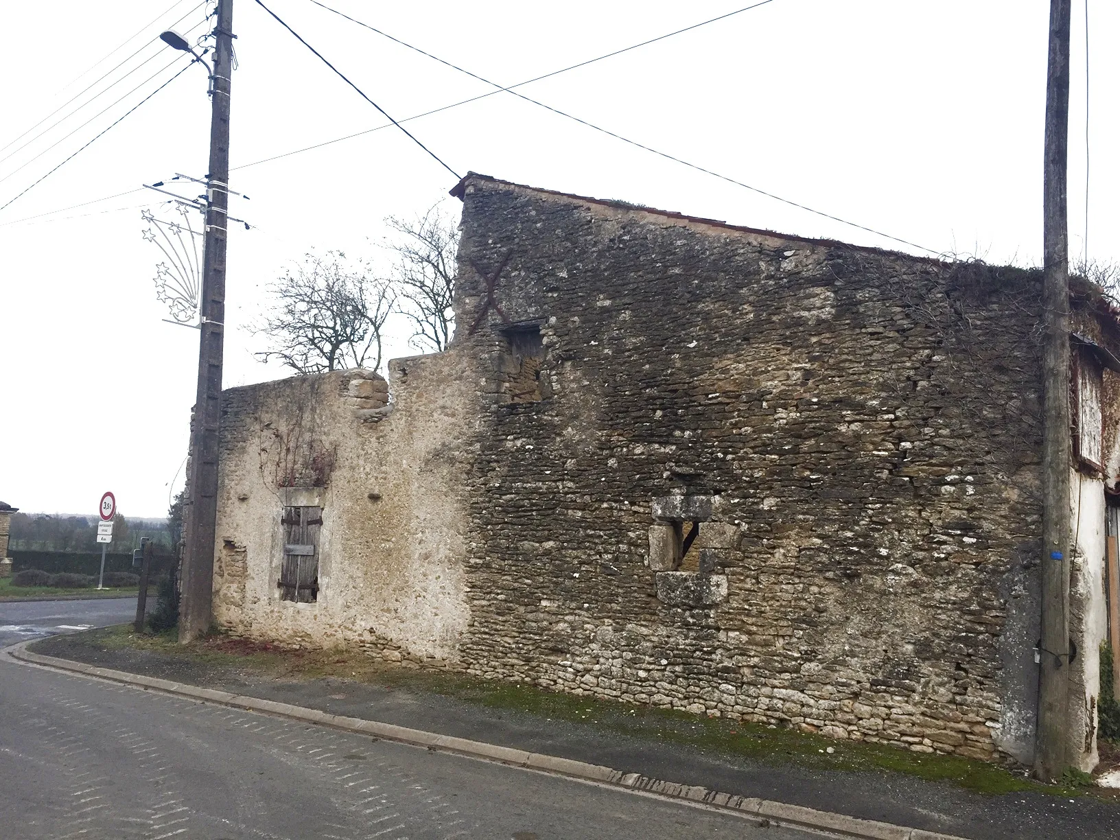 10 MN de Surgères Commune La Devise Maison à REHABILITER Maison 1 pièce(s) à Vandre 