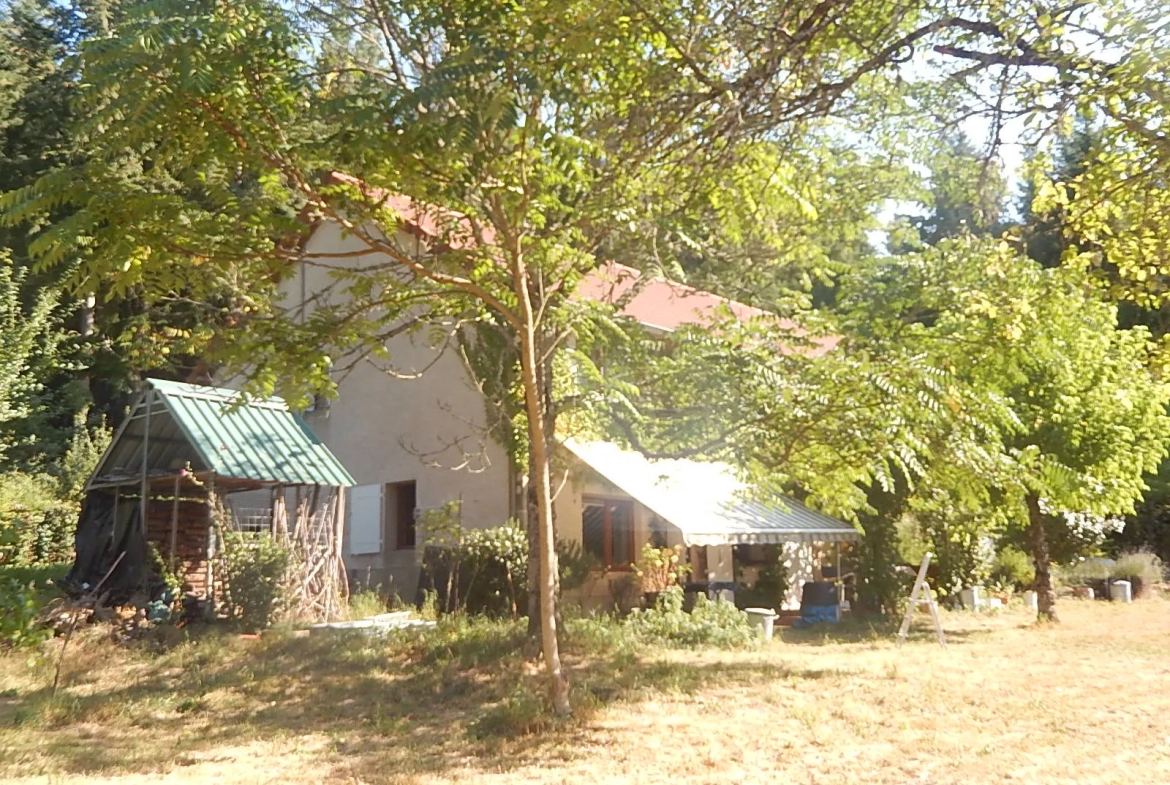 Maison spacieuse à Loddes avec grange attenante sur 4888m2 de terrain 