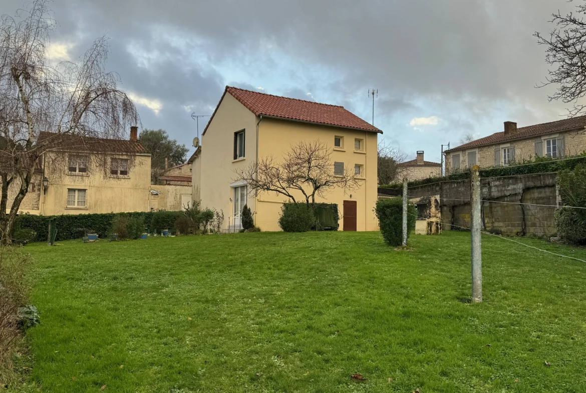 Maison de bourg à La Caillère-St-Hilaire avec 3 Chambres 