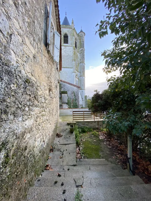 Maison de village en pierre à rénover à Hautefage la Tour 