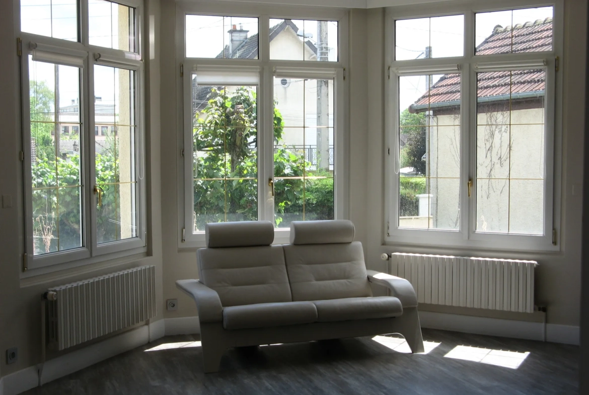 Maison à Troyes avec jardin arboré et terrasse privative 