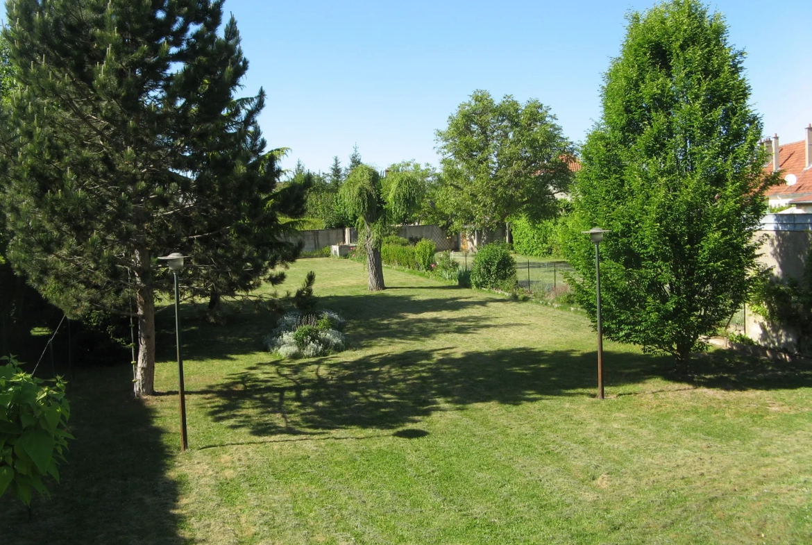 Maison à Troyes avec jardin arboré et terrasse privative 