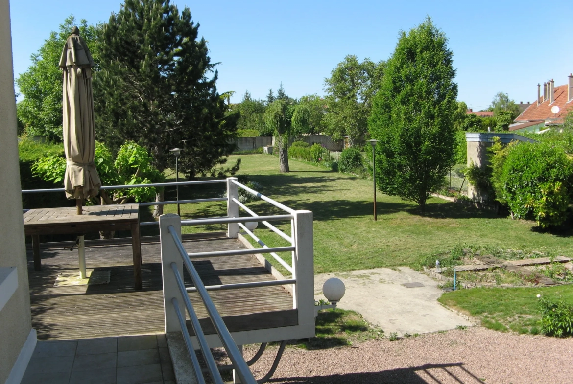 Maison à Troyes avec jardin arboré et terrasse privative 