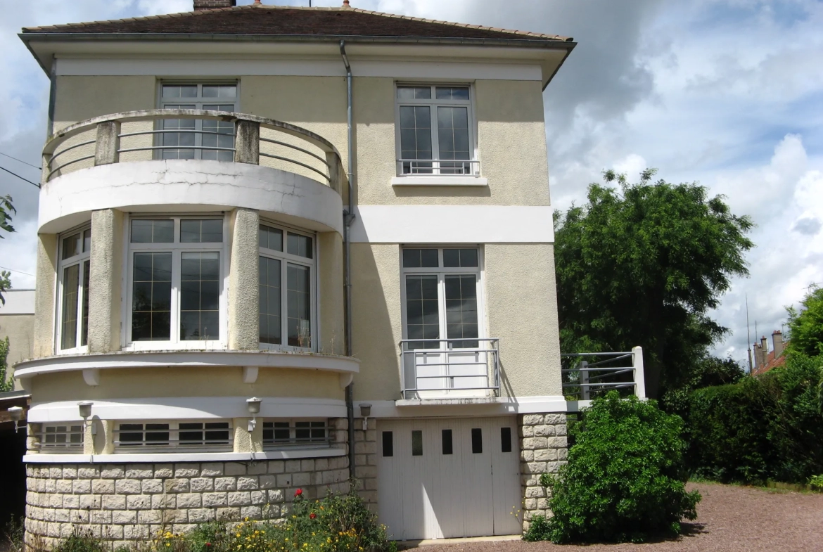 Maison à Troyes avec jardin arboré et terrasse privative 