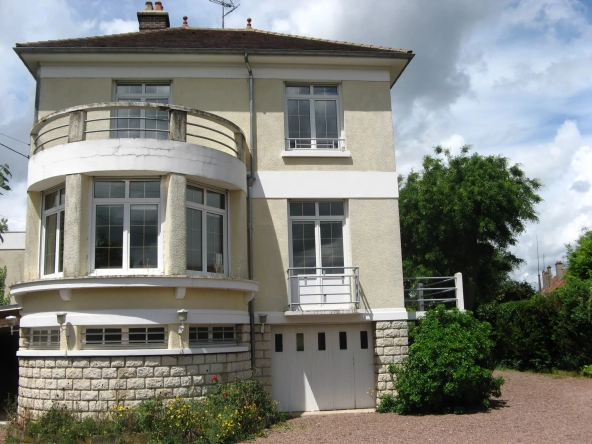 Maison à Troyes avec jardin arboré et terrasse privative