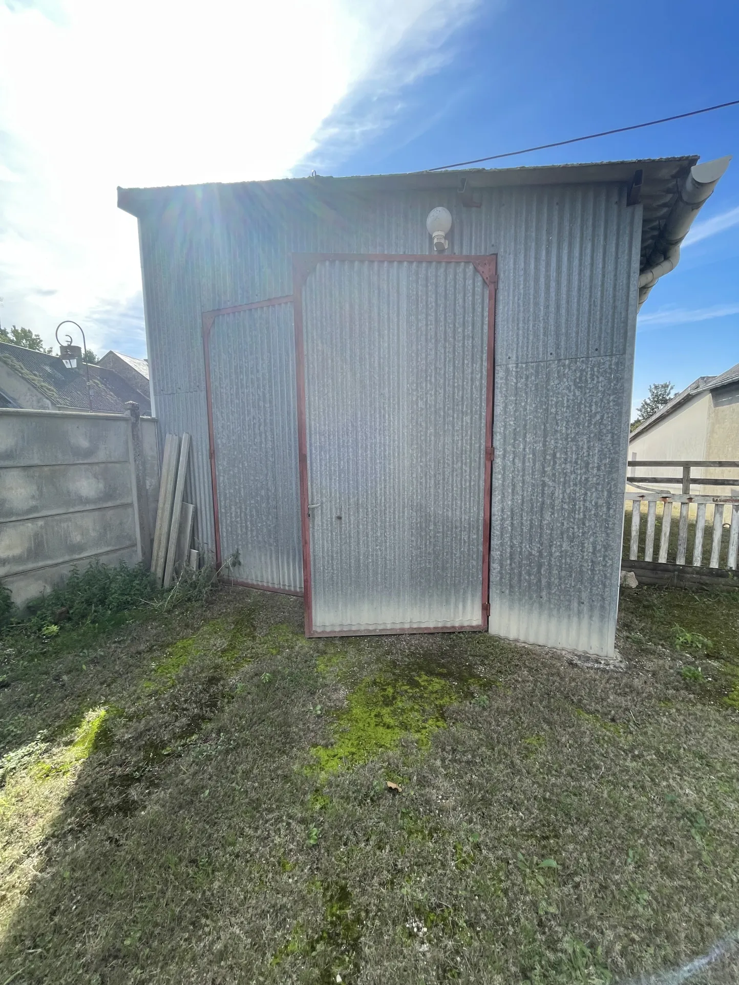 Proche Noyant - Maison de village à rénover avec garage et terrain 