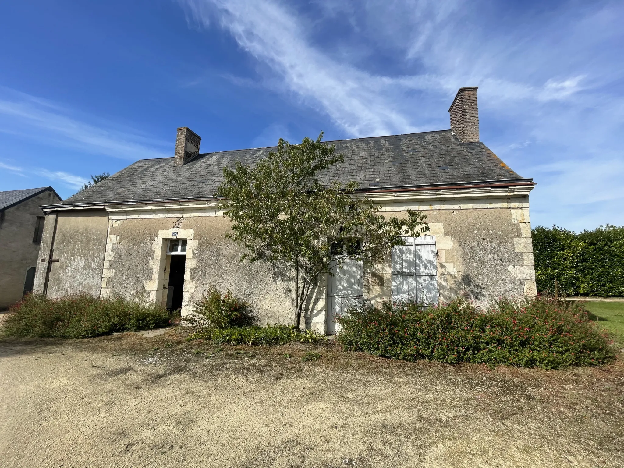 Proche Noyant - Maison de village à rénover avec garage et terrain 