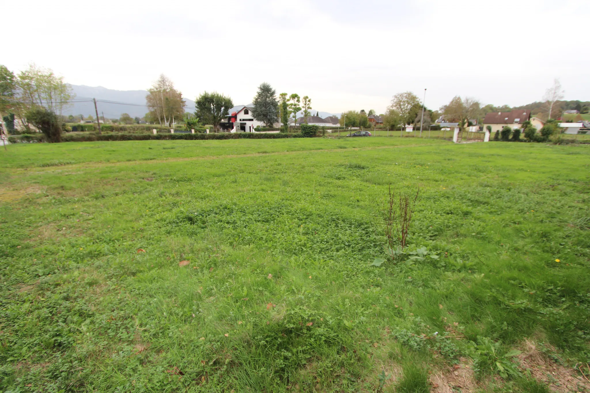 Terrain plat de 845m2 à Asson avec vue sur les Pyrénées 