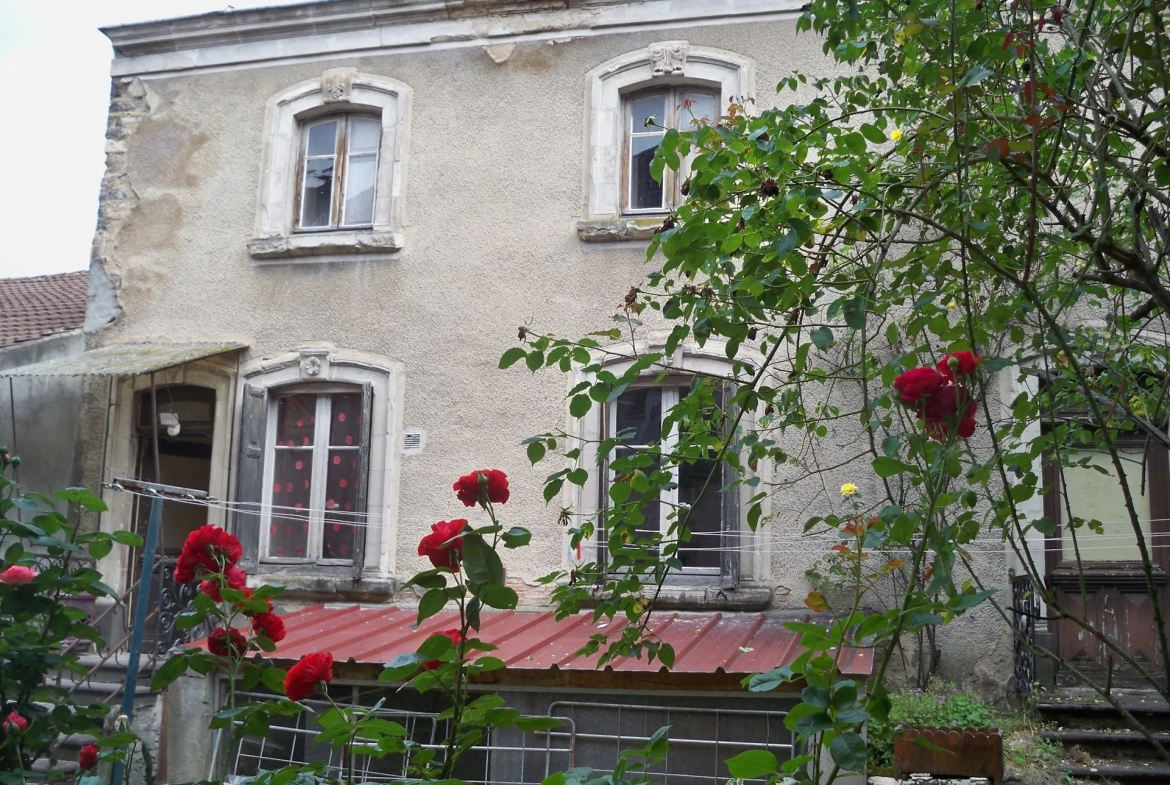 Maison de caractère à rénover avec jardin et garage à Combronde 