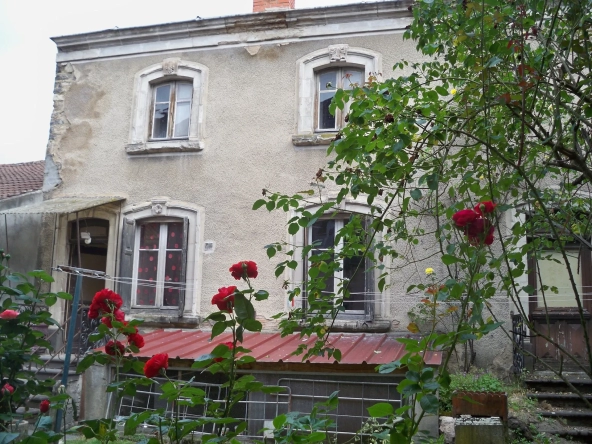 Maison de caractère à rénover avec jardin et garage à Combronde