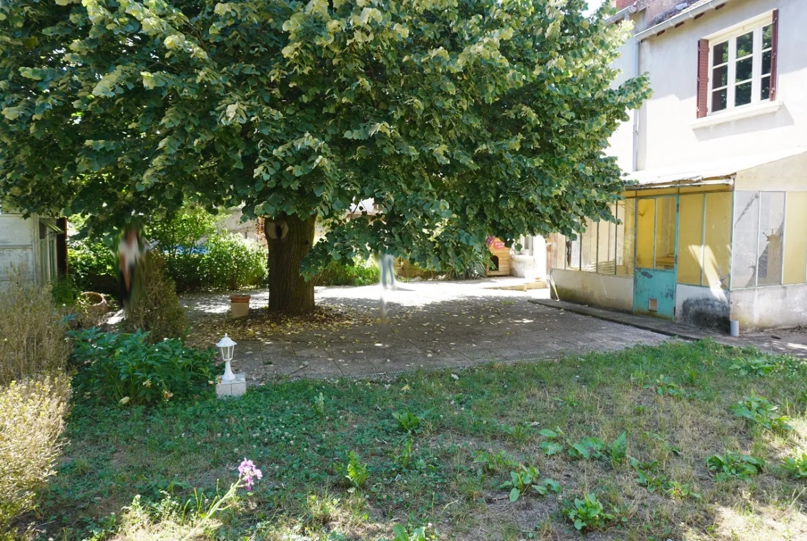 Grande maison de ville à Charolles avec jardin 