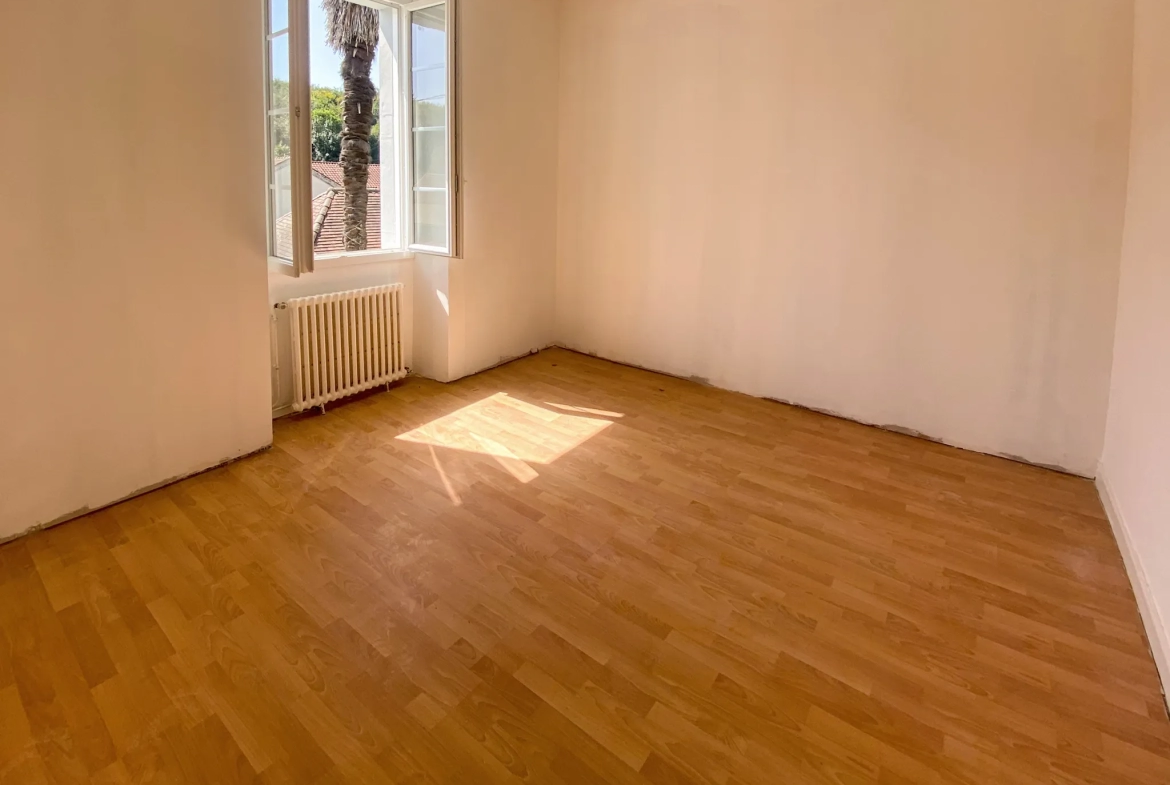 À vendre à Billère, charmante maison ancienne de 176 m2 sur 1000 m2 de terrain 