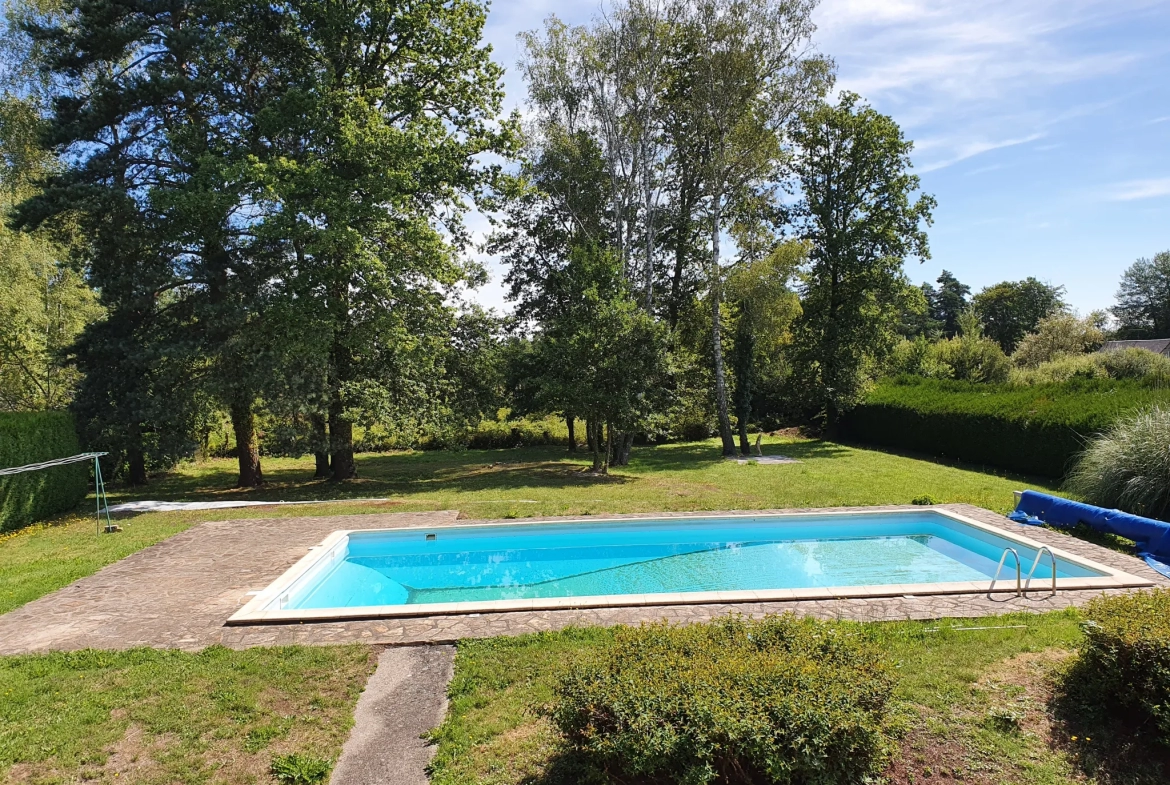 MAGNIFIQUE CHAUMIÈRE ET PARC ARBORÉ TRES BIEN SITUÉE 