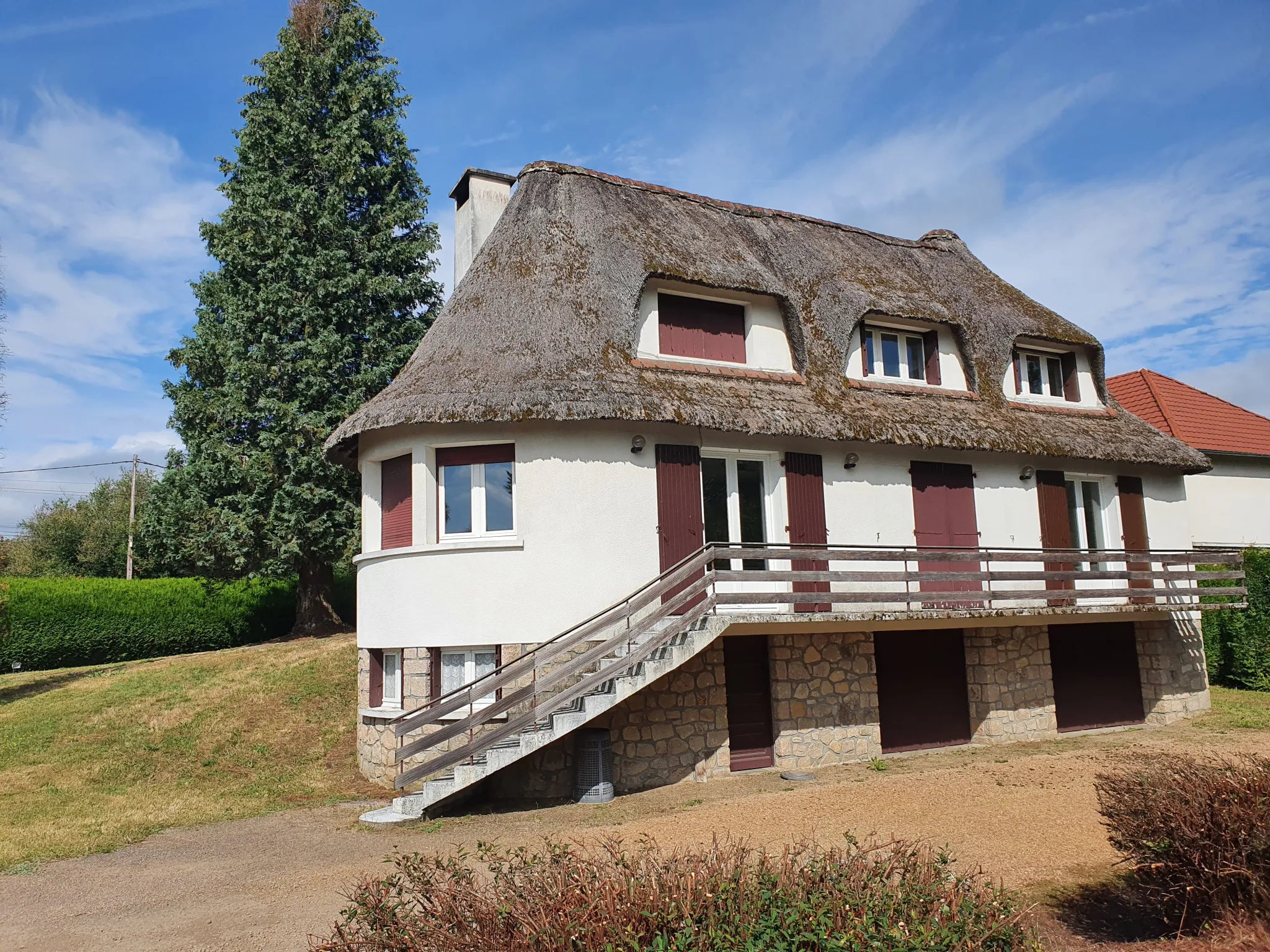 MAGNIFIQUE CHAUMIÈRE ET PARC ARBORÉ TRES BIEN SITUÉE 