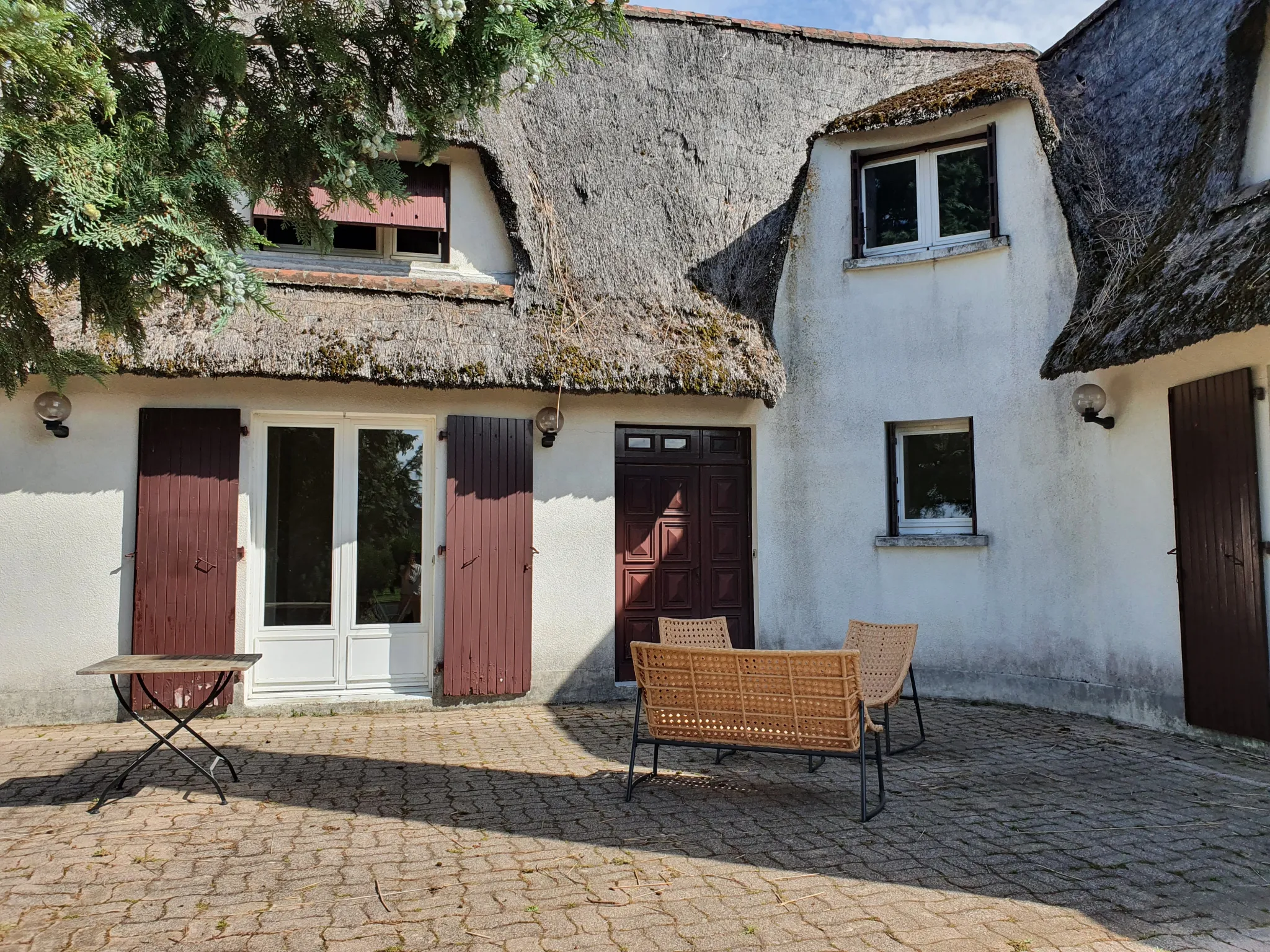 MAGNIFIQUE CHAUMIÈRE ET PARC ARBORÉ TRES BIEN SITUÉE 