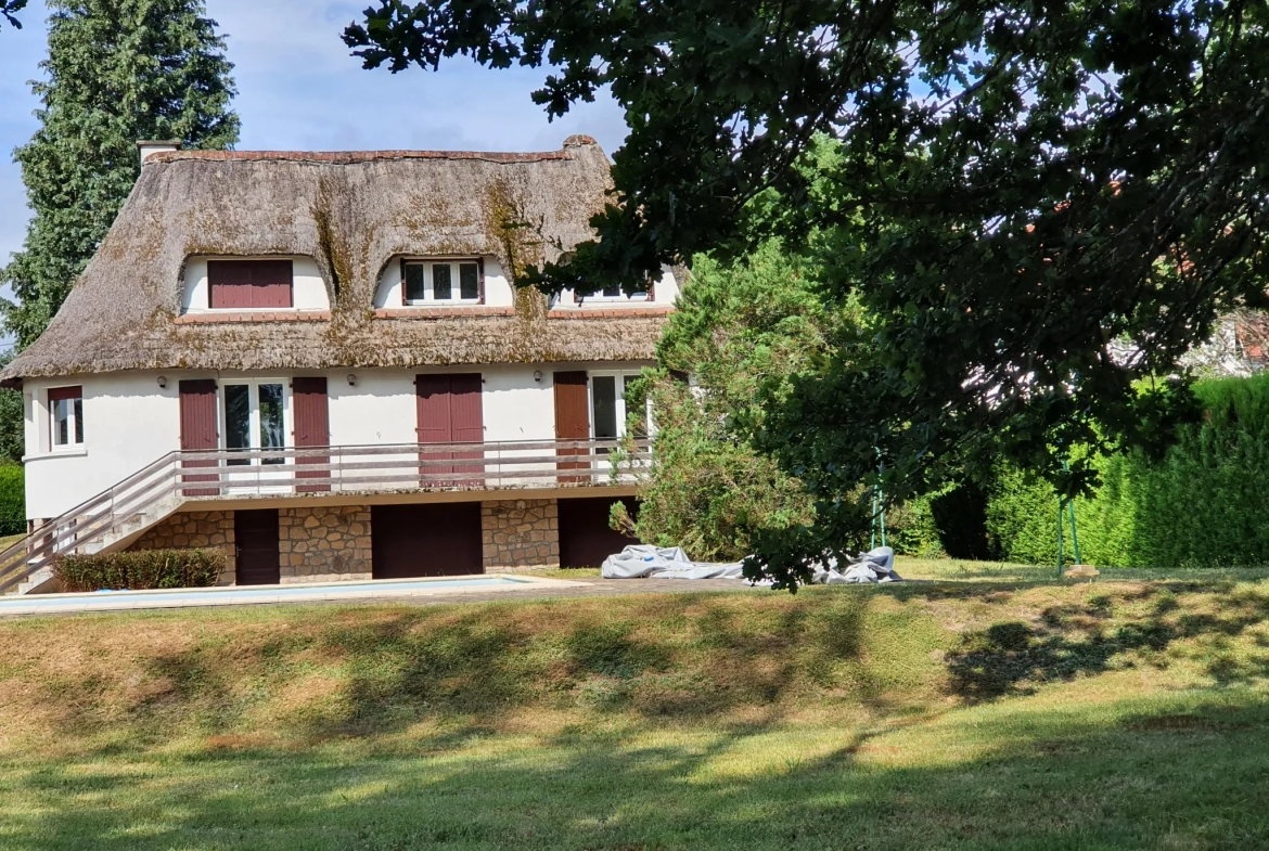 MAGNIFIQUE CHAUMIÈRE ET PARC ARBORÉ TRES BIEN SITUÉE 