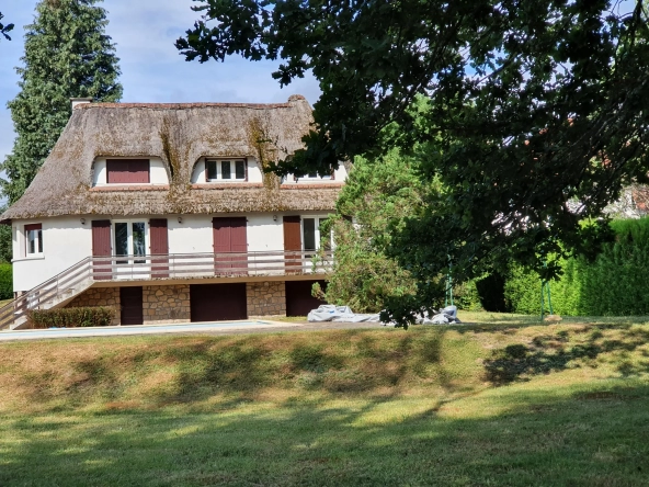 MAGNIFIQUE CHAUMIÈRE ET PARC ARBORÉ TRES BIEN SITUÉE