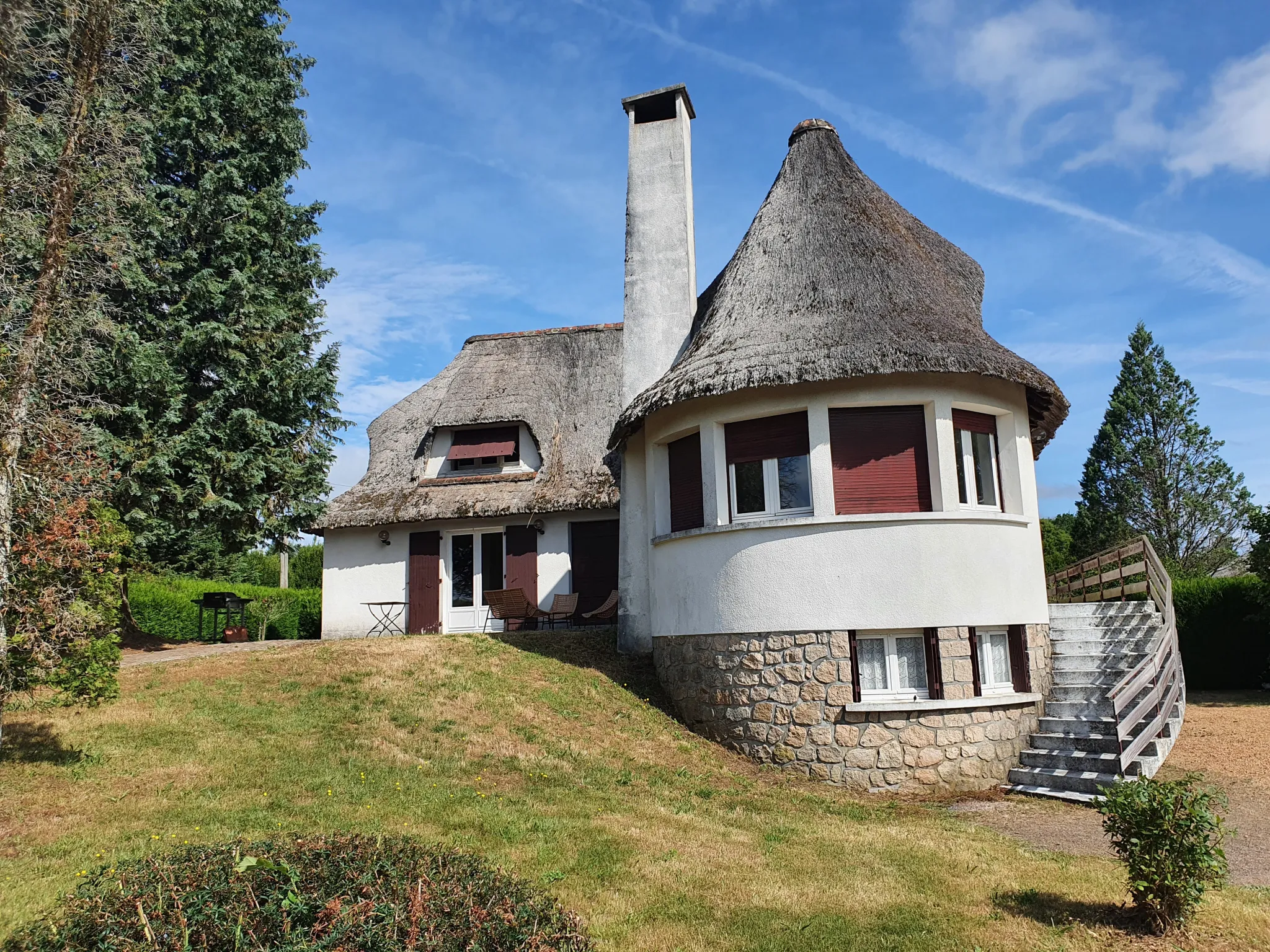 MAGNIFIQUE CHAUMIÈRE ET PARC ARBORÉ TRES BIEN SITUÉE 