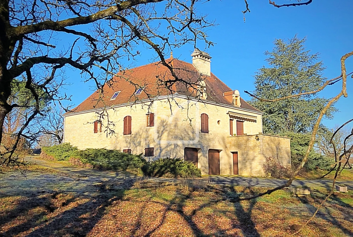 Vaste demeure Quercynoise d'environ 250m2 avec 6 chambres sur plus de 5000m2 de terrain à Gourdon 