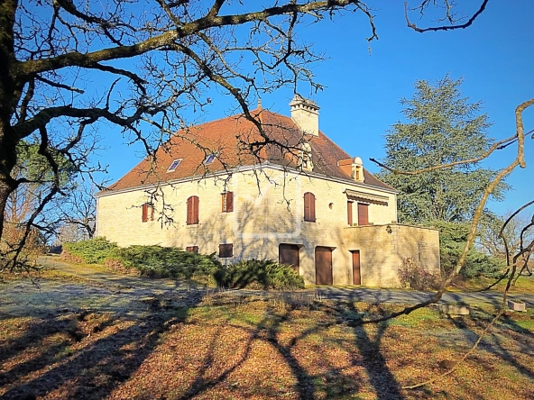 Vaste demeure Quercynoise d'environ 250m2 avec 6 chambres sur plus de 5000m2 de terrain à Gourdon