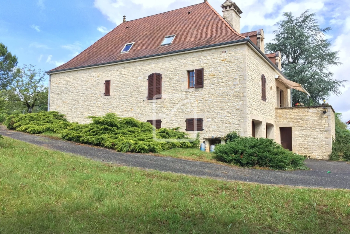 Vaste demeure Quercynoise d'environ 250m2 avec 6 chambres sur plus de 5000m2 de terrain à Gourdon 