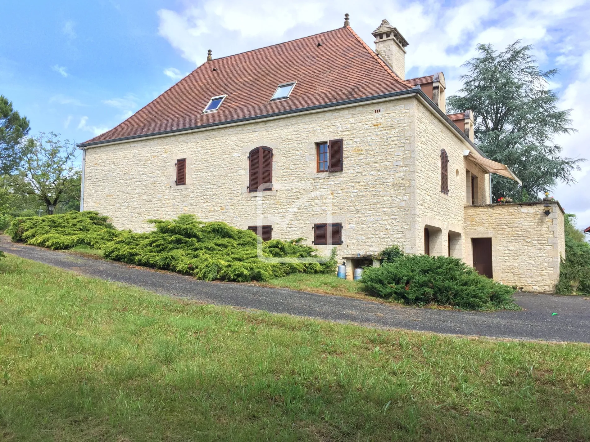 Vaste demeure Quercynoise d'environ 250m2 avec 6 chambres sur plus de 5000m2 de terrain à Gourdon 