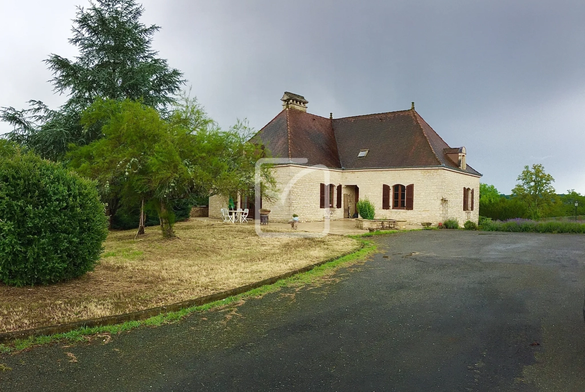 Vaste demeure Quercynoise d'environ 250m2 avec 6 chambres sur plus de 5000m2 de terrain à Gourdon 