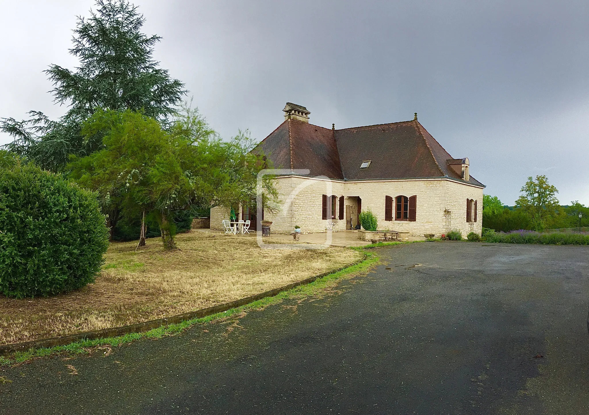 Vaste demeure Quercynoise d'environ 250m2 avec 6 chambres sur plus de 5000m2 de terrain à Gourdon 