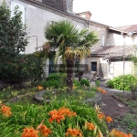 Grande maison de village en pierre avec jardin calme à Seyches