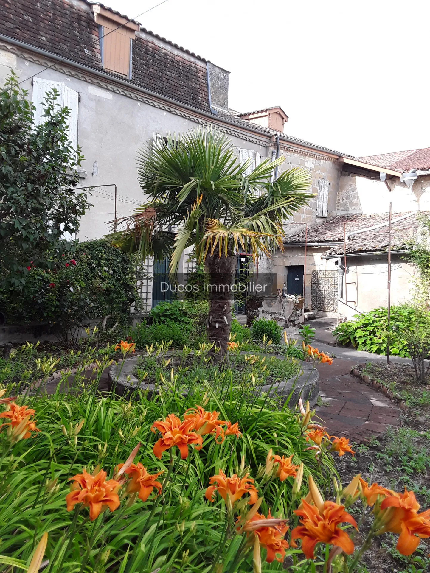 Grande maison de village en pierre avec jardin calme à Seyches 