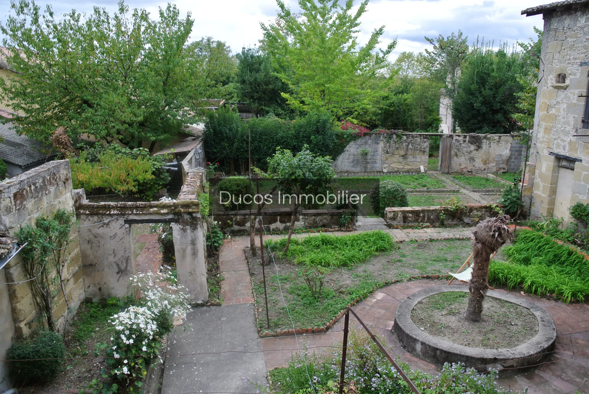 Grande maison de village en pierre avec jardin calme à Seyches 