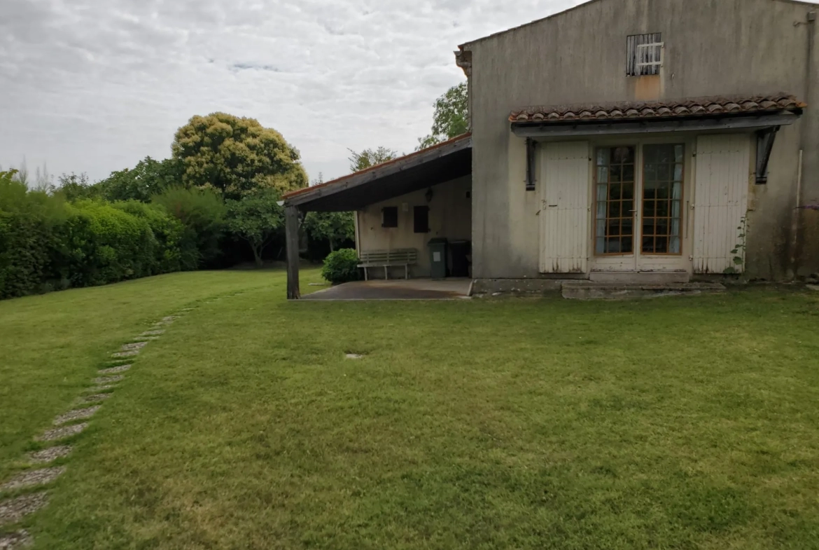 Maison à rénover à Talmont-sur-Gironde avec jardin et vue sur l'estuaire 