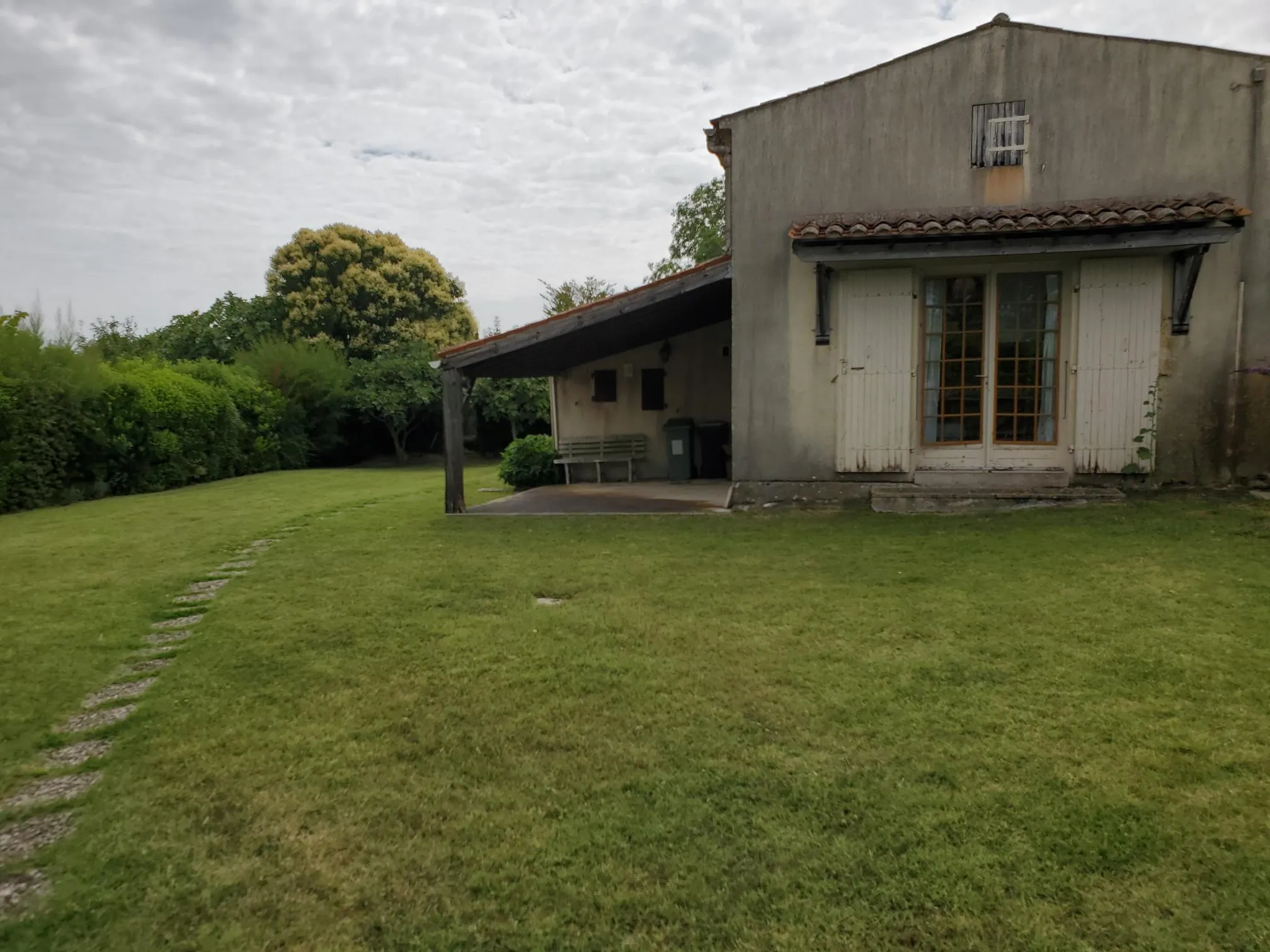 Maison à rénover à Talmont-sur-Gironde avec jardin et vue sur l'estuaire 