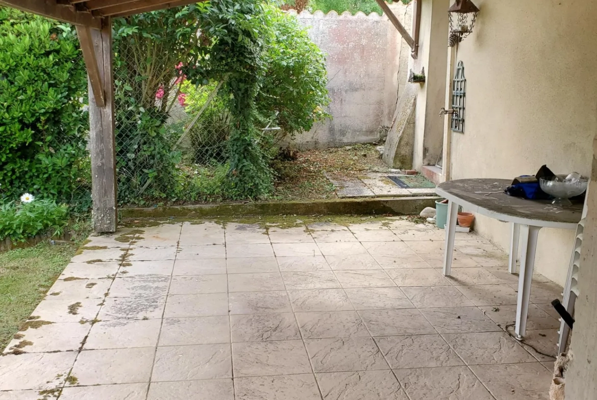 Maison à rénover à Talmont-sur-Gironde avec jardin et vue sur l'estuaire 