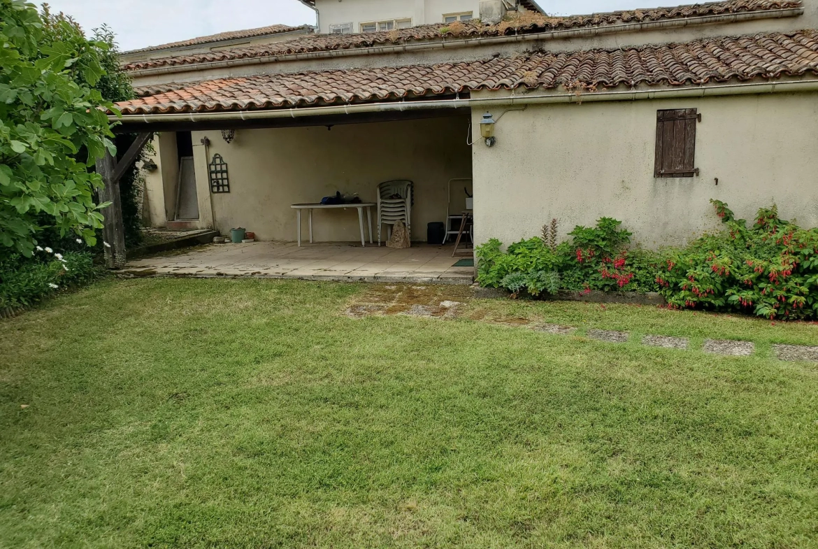 Maison à rénover à Talmont-sur-Gironde avec jardin et vue sur l'estuaire 